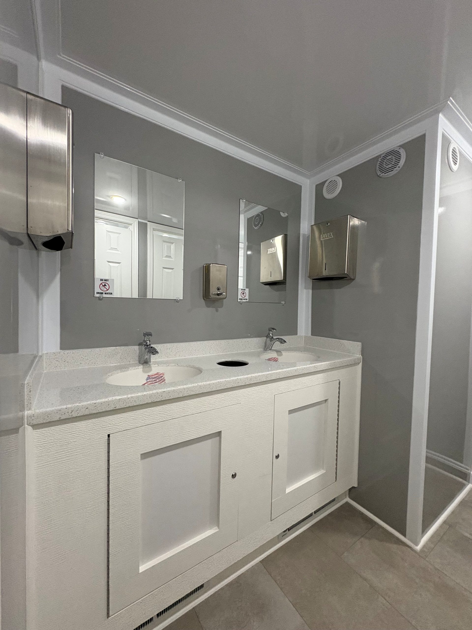 NRT-620 Public – 720 gallon waste tank, 4 season package