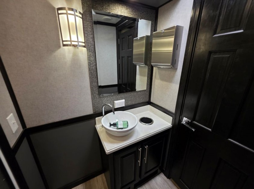 Pristine High End Event 2019 14′ 4 Station Restroom Trailer