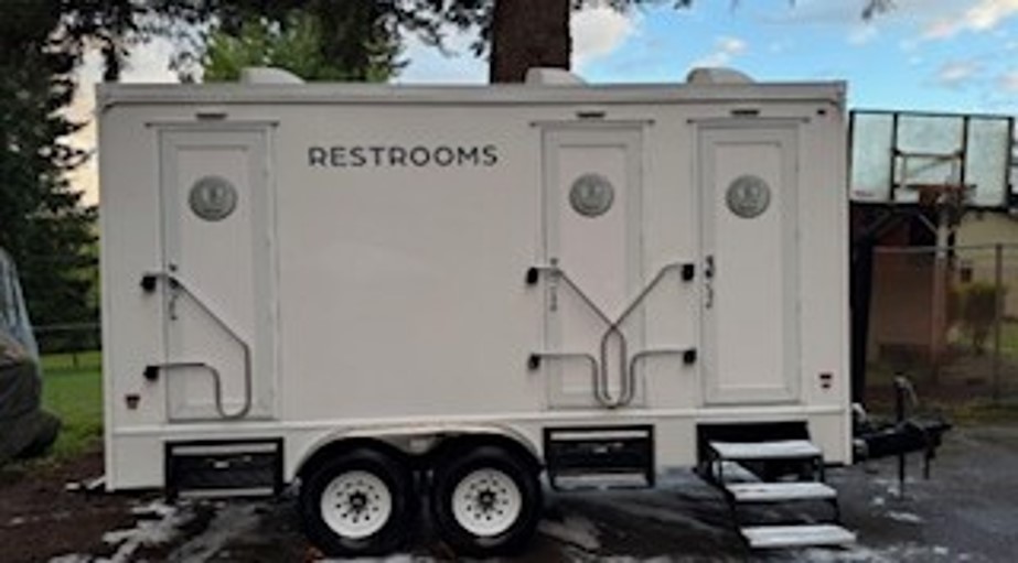2021 17ft 6 Station Restroom Trailer